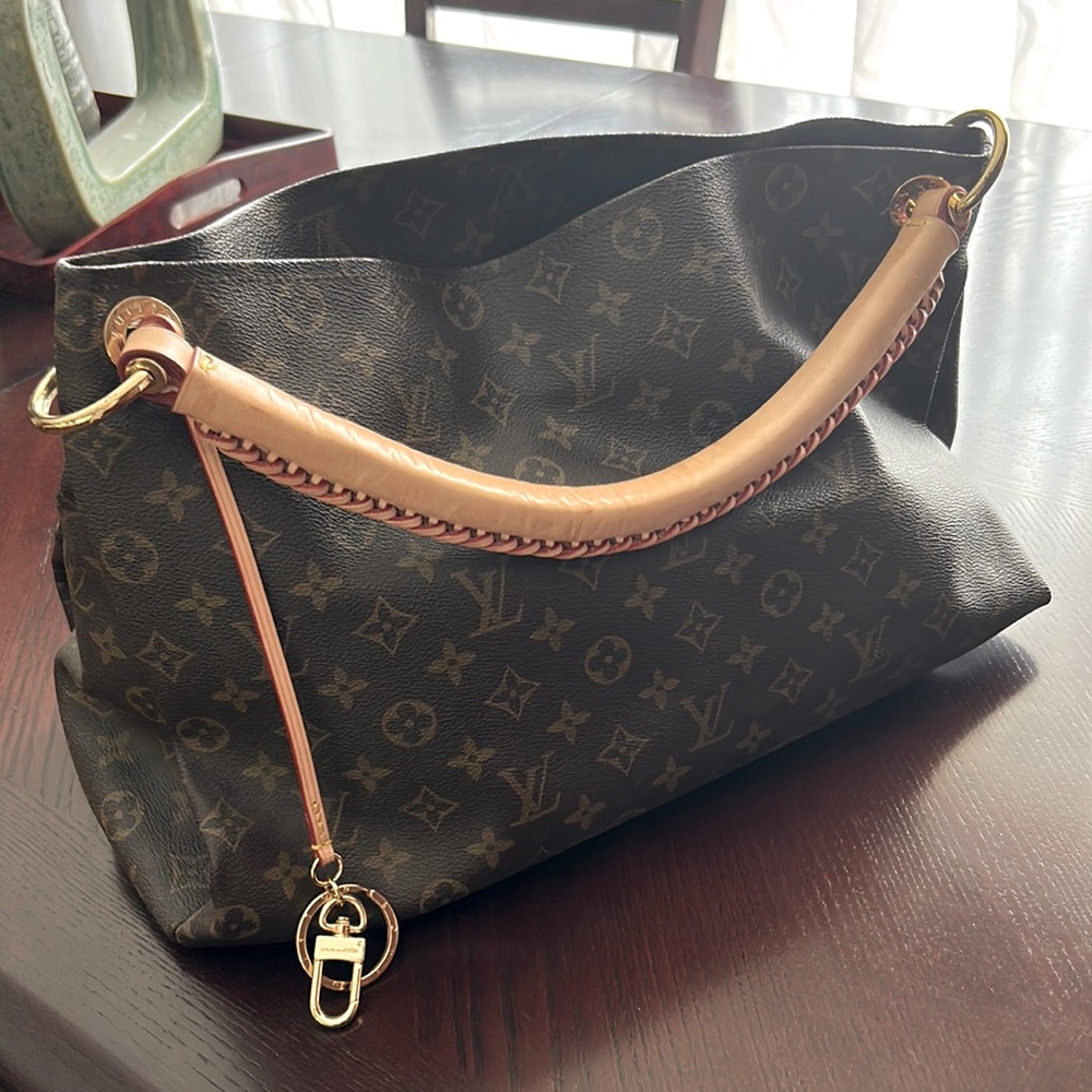 Not claiming to be authentic LV ,but nice just the same It is the Artsy MM